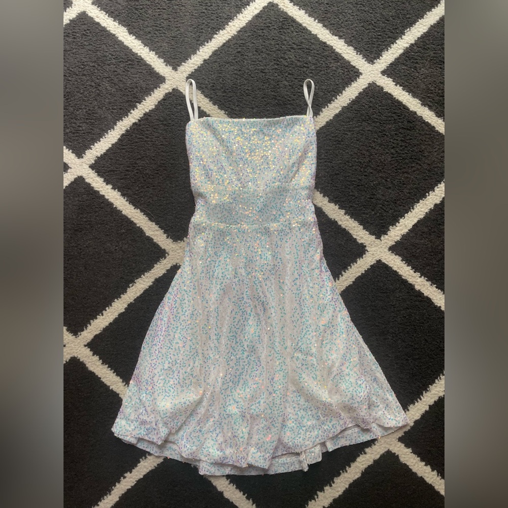 Windsor Flowy White Homecoming Dress